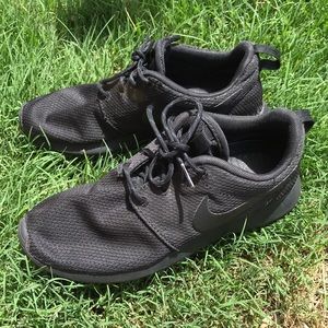 Nike Roshe ones in all black